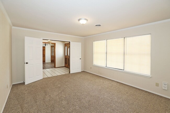 Building Photo - Spacious Canyon Home