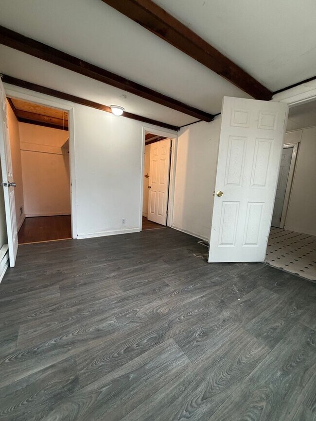 Building Photo - 2423 Lincoln Ave