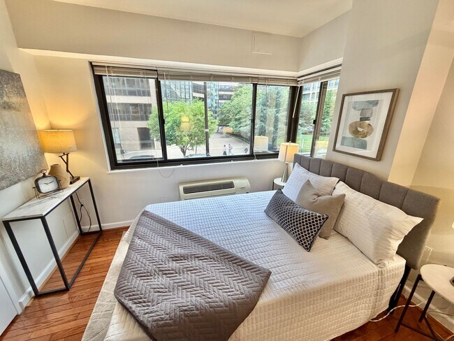 Building Photo - FREE RENT!  Unique Studio in Foggy Bottom with Solarium Near GW University and Hospital. An Excep...