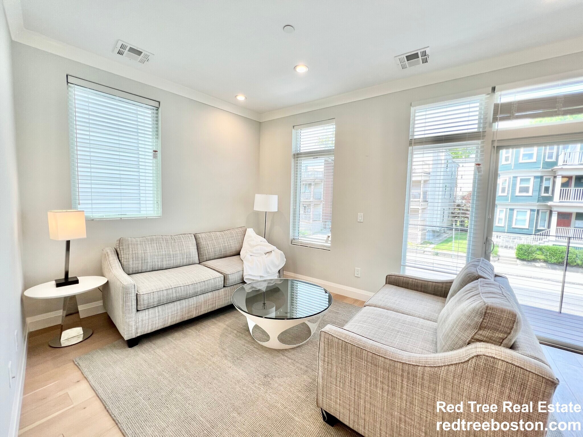 Building Photo - 142 Pleasant St