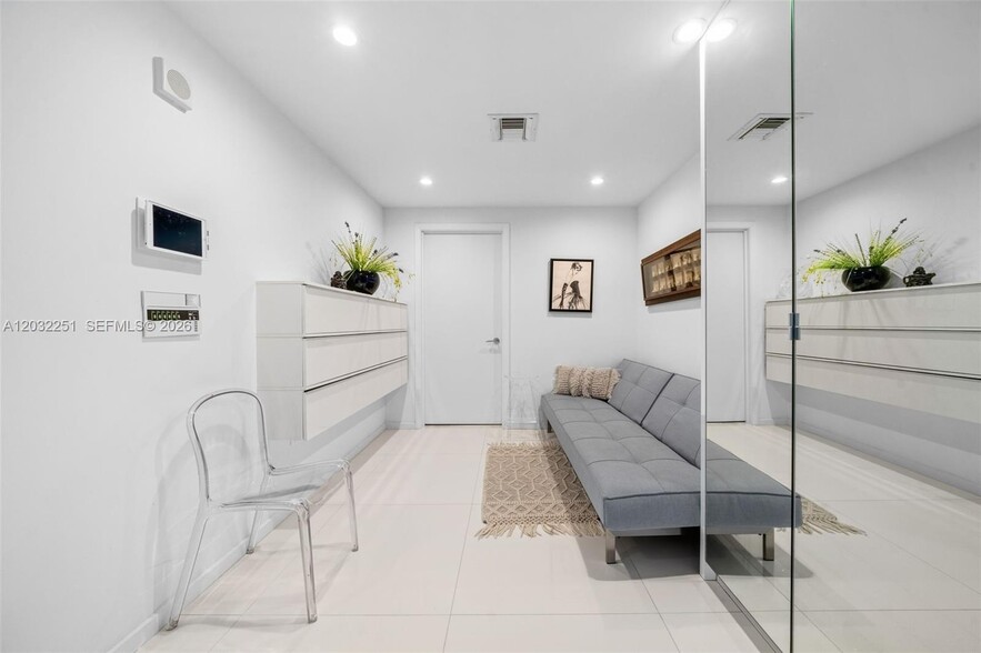Building Photo - 17121 Collins Ave