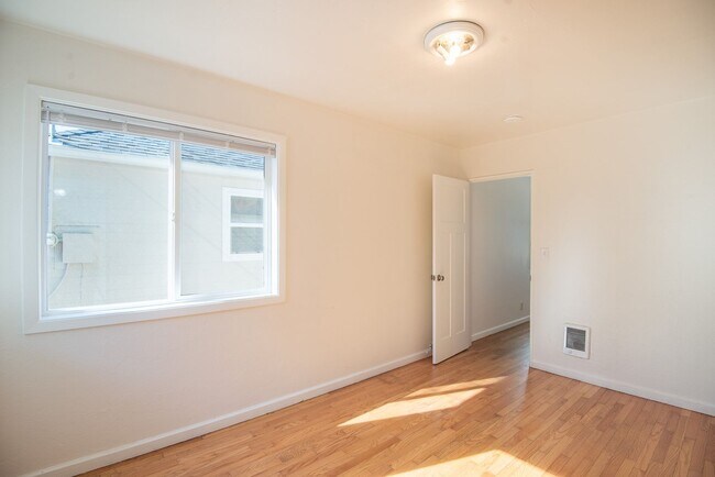 Building Photo - 19th 4-Plex - 000004