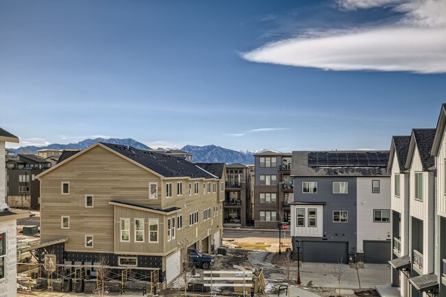 Building Photo - Stylish 3 bed/4 bath Town Home