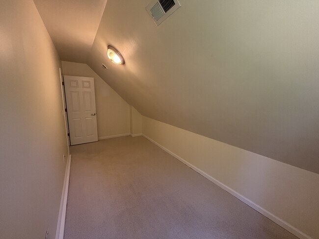 Building Photo - 105 Lake View Dr E