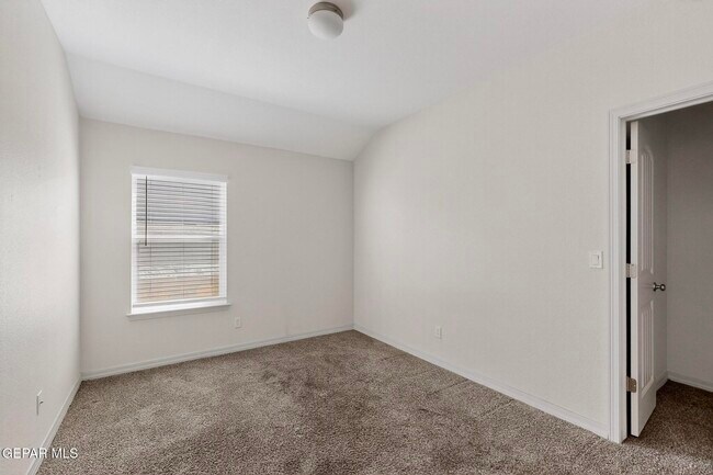 Building Photo - 217 Farnborough St