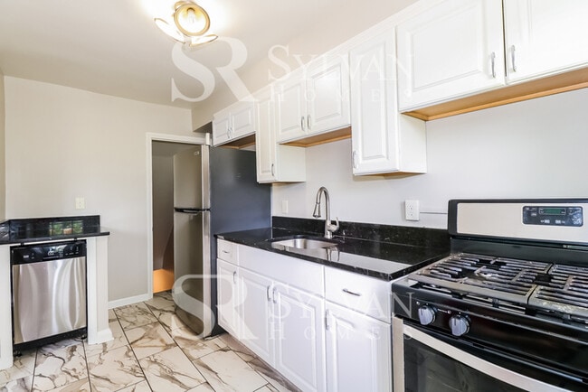 Building Photo - Lovely move-in ready 4-bedroom, 2-bath townhouse.