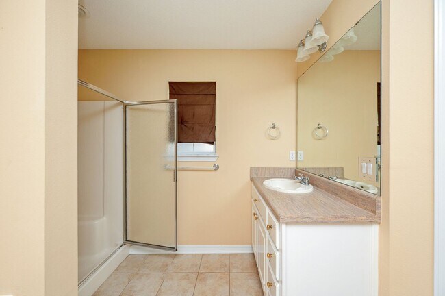 Building Photo - Spacious Home in Navarre!