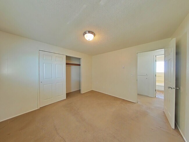 Building Photo - 2 Bedroom Apartment ~ Philomath ~ Small Pe...