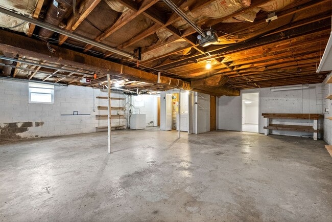 Building Photo - 3 Bedroom Pet Friendly Home For Rent With Finished Basement!