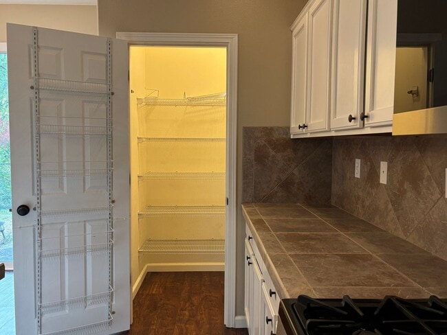 Building Photo - Beautiful 2 Story home in the Desirable Oa...
