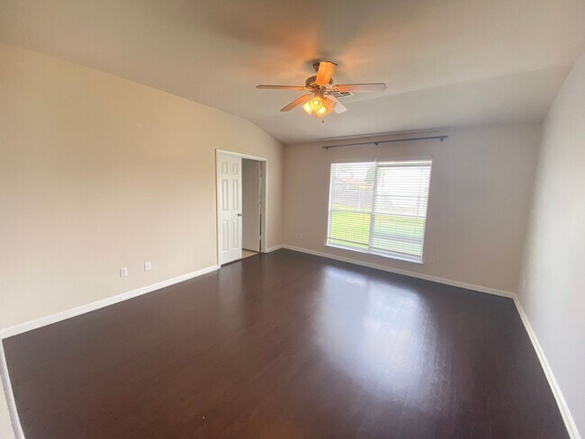 Building Photo - Beautiful 4 bed 2 bath home in White Rock subdivision.