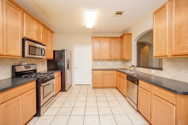 Building Photo - 1323 Colonial Manor Dr