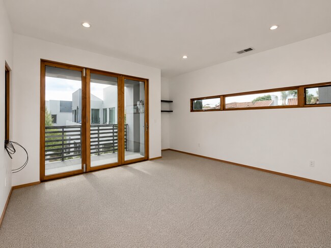 Building Photo - Contemporary Luxury Living in the Heart of La Jolla Village