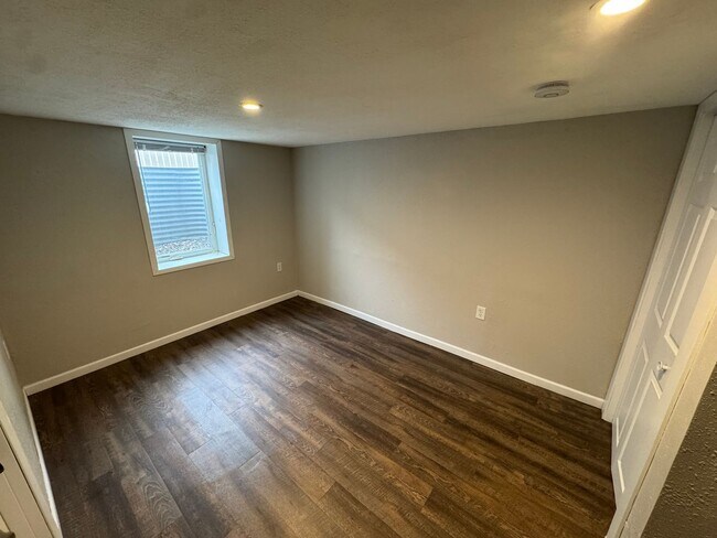 Building Photo - Main level house available for rent