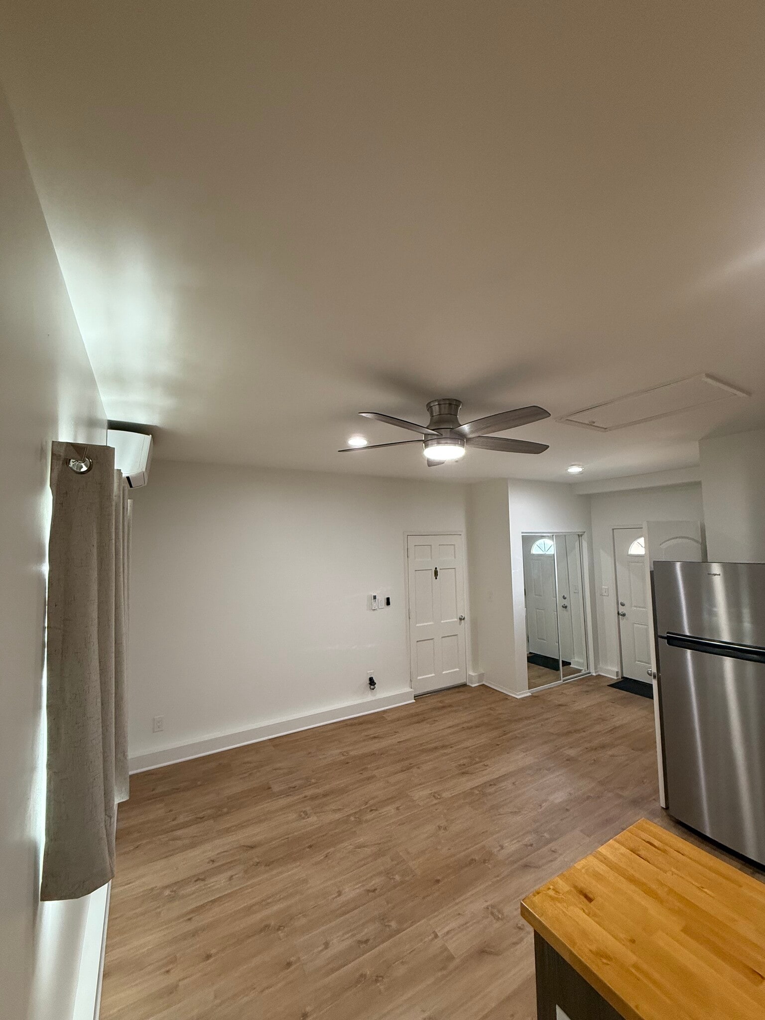 Ceiling Fan - 17606 Roscoe Blvd