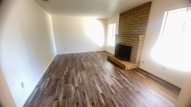 Building Photo - Desirable Duplex 2 bedroom 1 bathroom home
