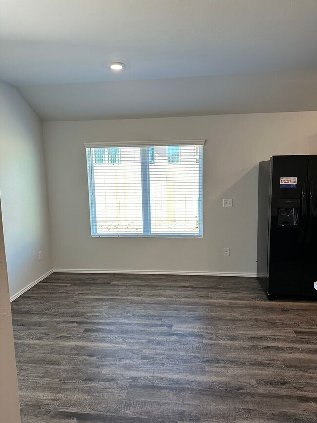 Building Photo - *Pre-leasing* NEWER Three Bedroom | Two Ba...