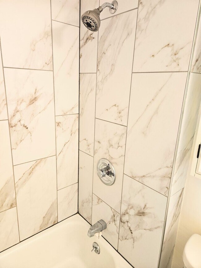 Building Photo - Waikiki Four Paddles 1 Bedroom 1 Bathroom 1 Parking 6th Floor Renovated Condominium