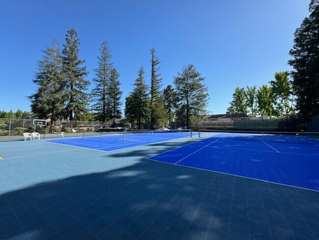 Building Photo - Gorgeous Walnut Creek Townhome 2 bedroom, 2.5 bath with 1 car garage in Sunset Park