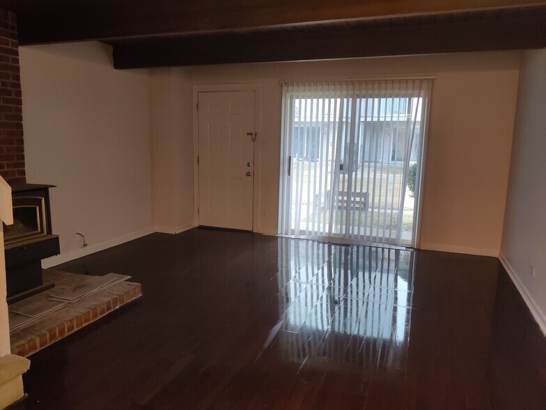 Building Photo - 520 Meadow Green Ln