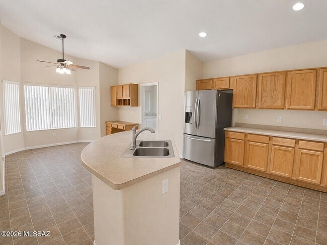 Building Photo - 995 N Western Sunset Dr
