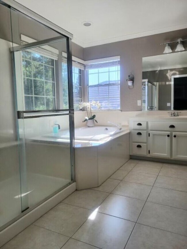 Building Photo - "Coveted Comfort: Spacious 4-Bed, 3-Bath H...