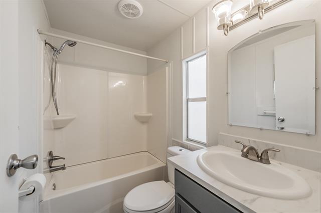 Building Photo - 5005 Shoreline Cir W