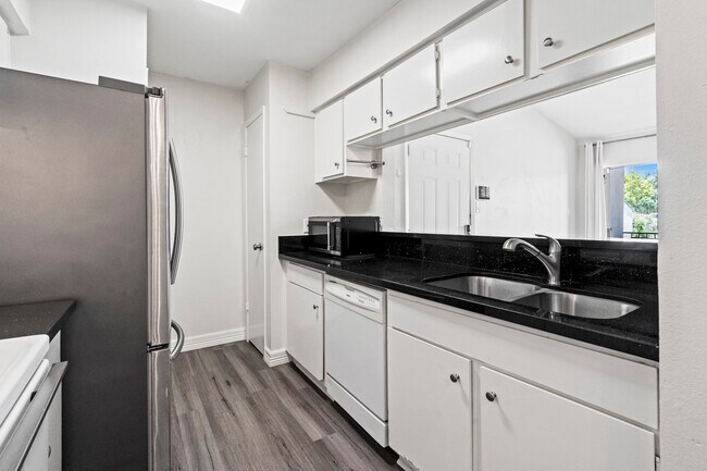 Building Photo - 3300 Pebblebrook Dr