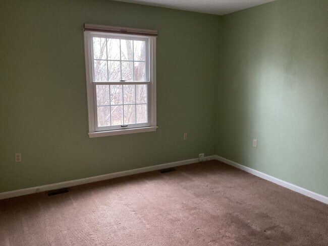 Building Photo - 11 Round Ridge Rd