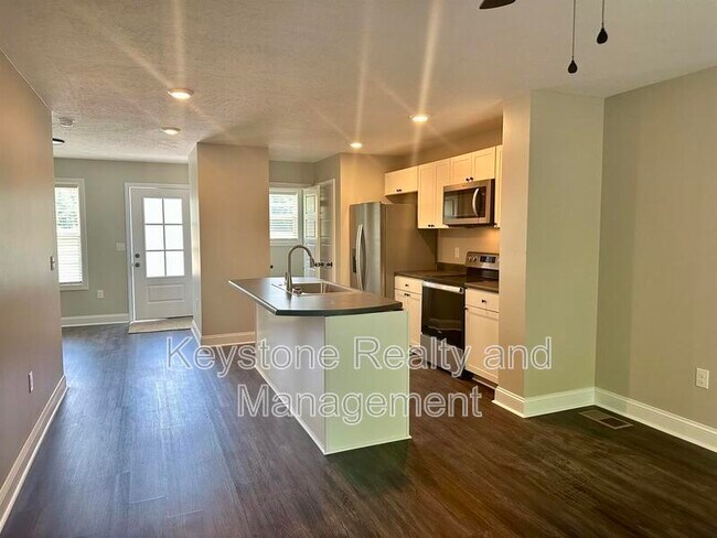 Building Photo - 114 Village Dr