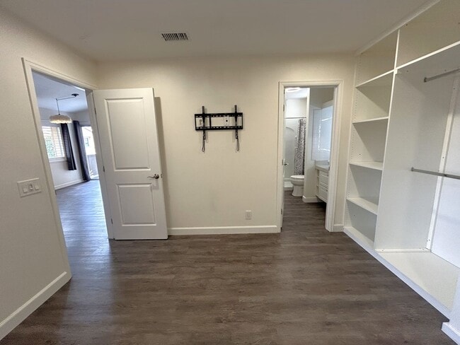 Building Photo - OAK CREEK DR UNIT D ONTARIO 91761  (2 BED / 2 BATH)