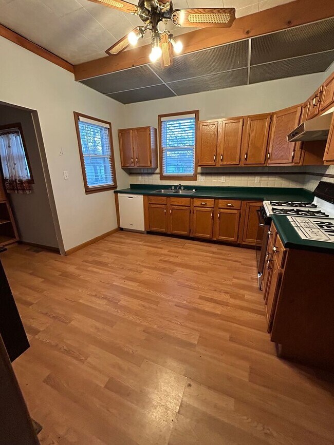 Building Photo - PRICE DROP!!!!!  Very Nice 3BR/1BA House in Great Neighborhood!