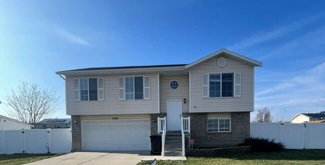 Building Photo - Your New Chapter Starts Here – 5 Bed, 2 Bath Syracuse Home + 2 Weeks Free!