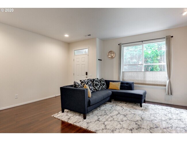 Building Photo - Amberglen Neighborhood 3 Bed 2.5 Bath Townhome w/ Garage, A/C, Washer & Dryer~ Convenient to ONPR...