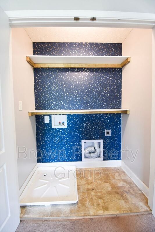 Building Photo - 131 Flag Ln