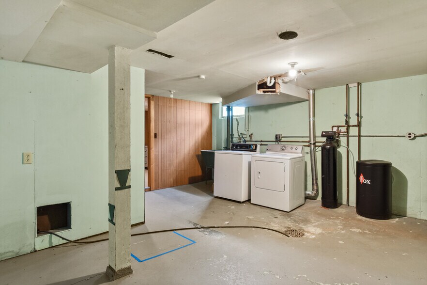 private basement laundry - 1826 Schlimgen Ave