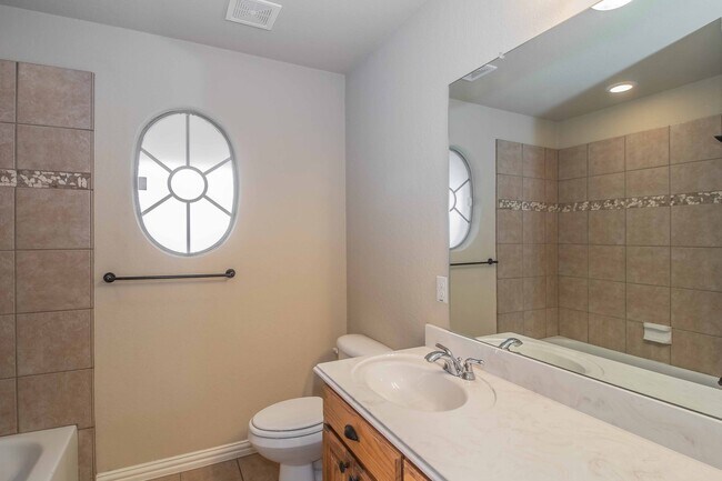Building Photo - Beautiful Traditional Home on Over an Acre in Weatherford!
