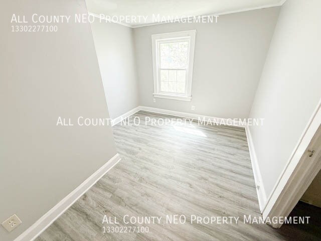 Building Photo - 900 Roslyn Ave SW