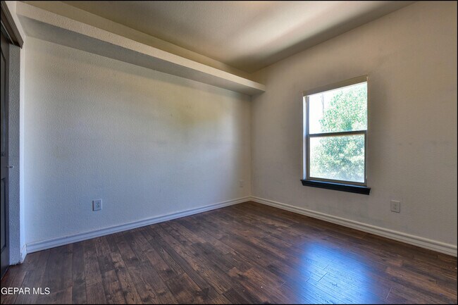 Building Photo - 5649 Valley Maple Dr
