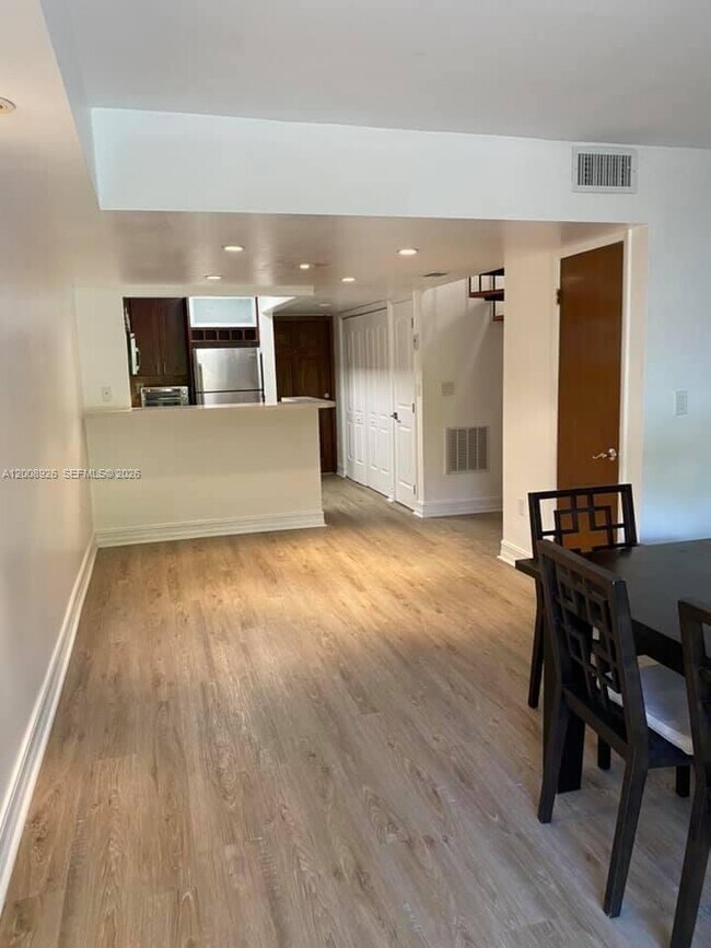 Building Photo - 3225 Bird Ave