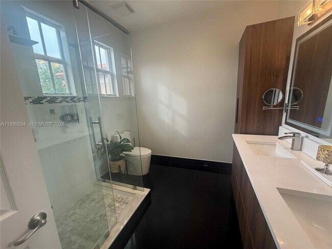 Building Photo - 6923 Julia Gardens Dr