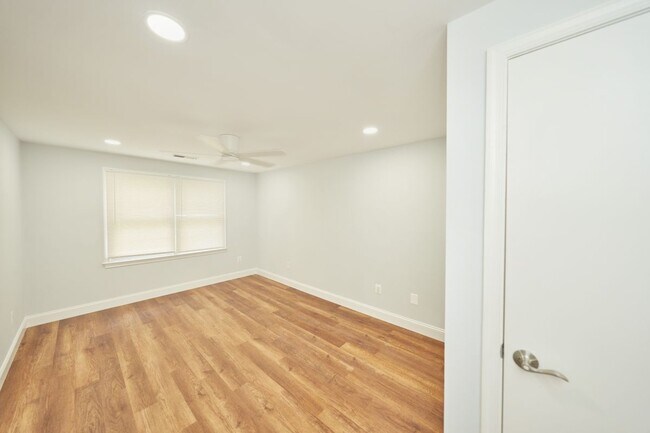 Building Photo - 9900 Kingsbridge Dr
