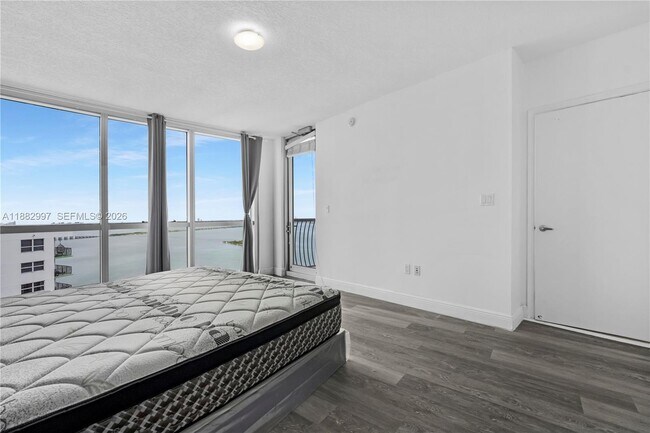 Building Photo - 1750 N Bayshore Dr