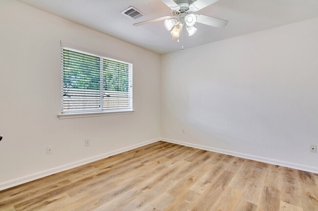 Building Photo - 22 N Queenscliff Cir