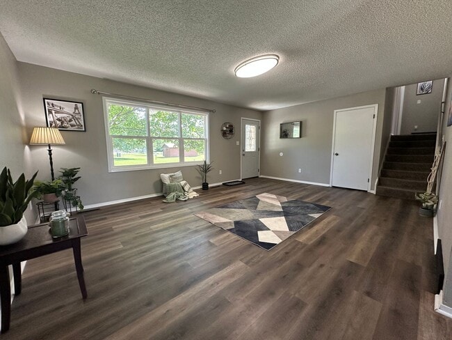 Building Photo - 3 bed, 1 bath home for rent in Maywood edi...