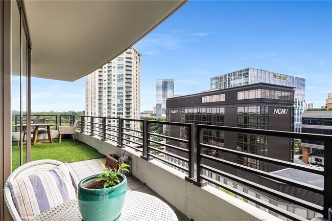 Building Photo - 700 Park Regency Pl NE