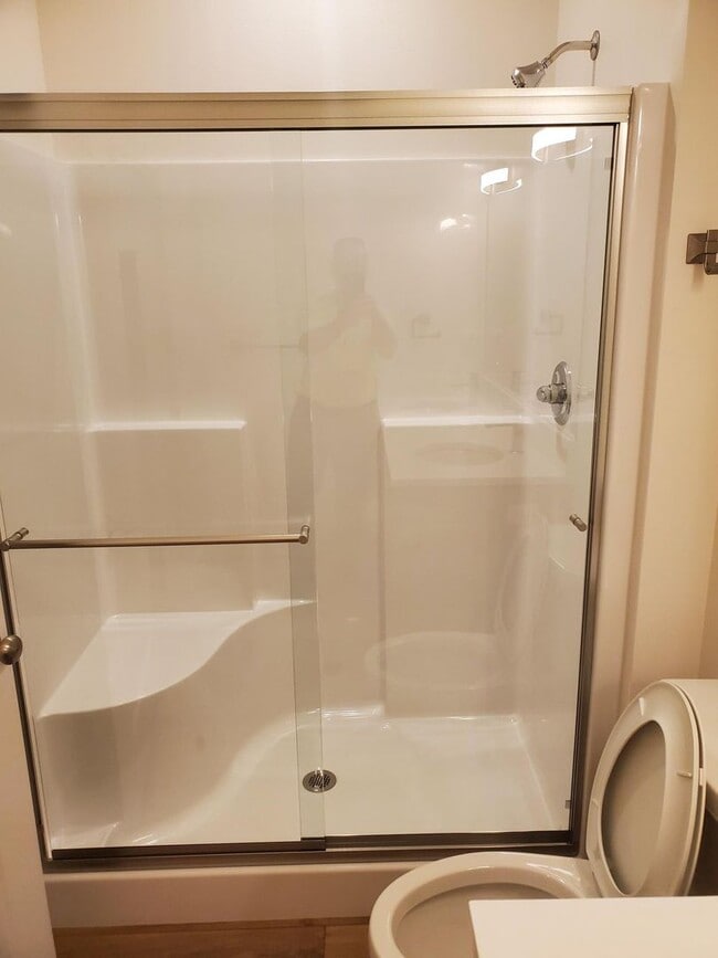 Building Photo - 16 E 7th St