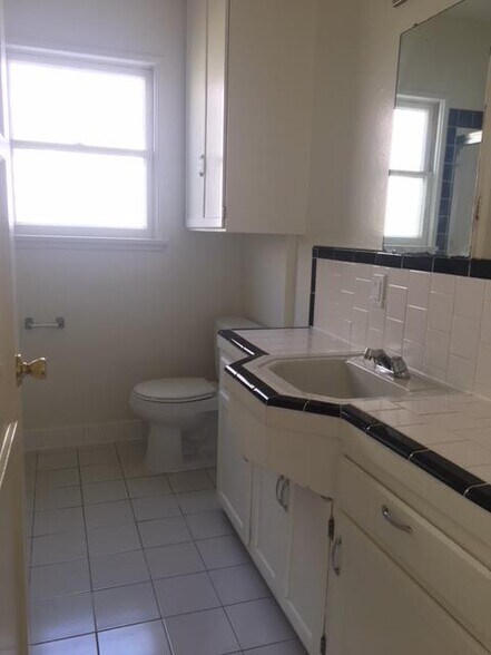 Building Photo - 609 Kelton Ave