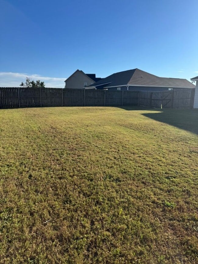 Building Photo - 4br/2ba Pet friendly 1-level home in Fort ...