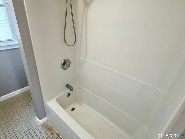 Building Photo - 696 Main St